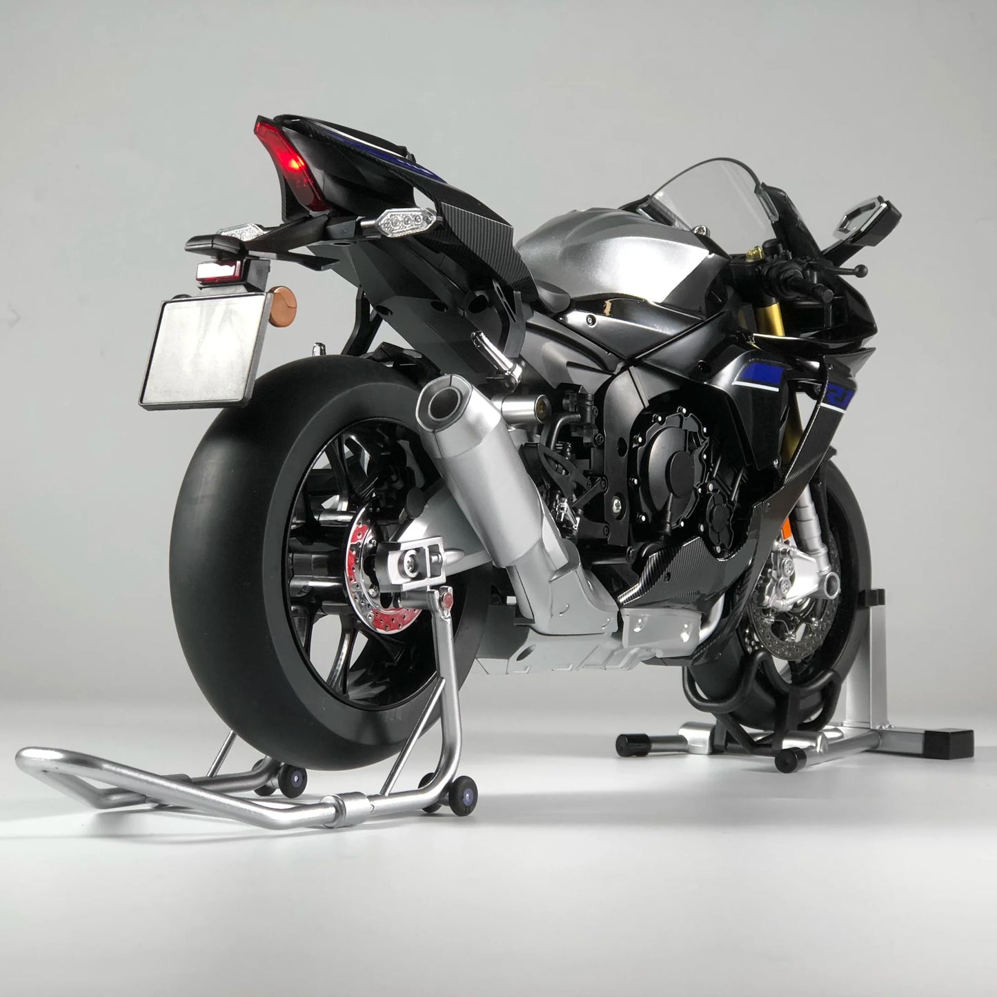 YAMAHA YZF-R1-1:6