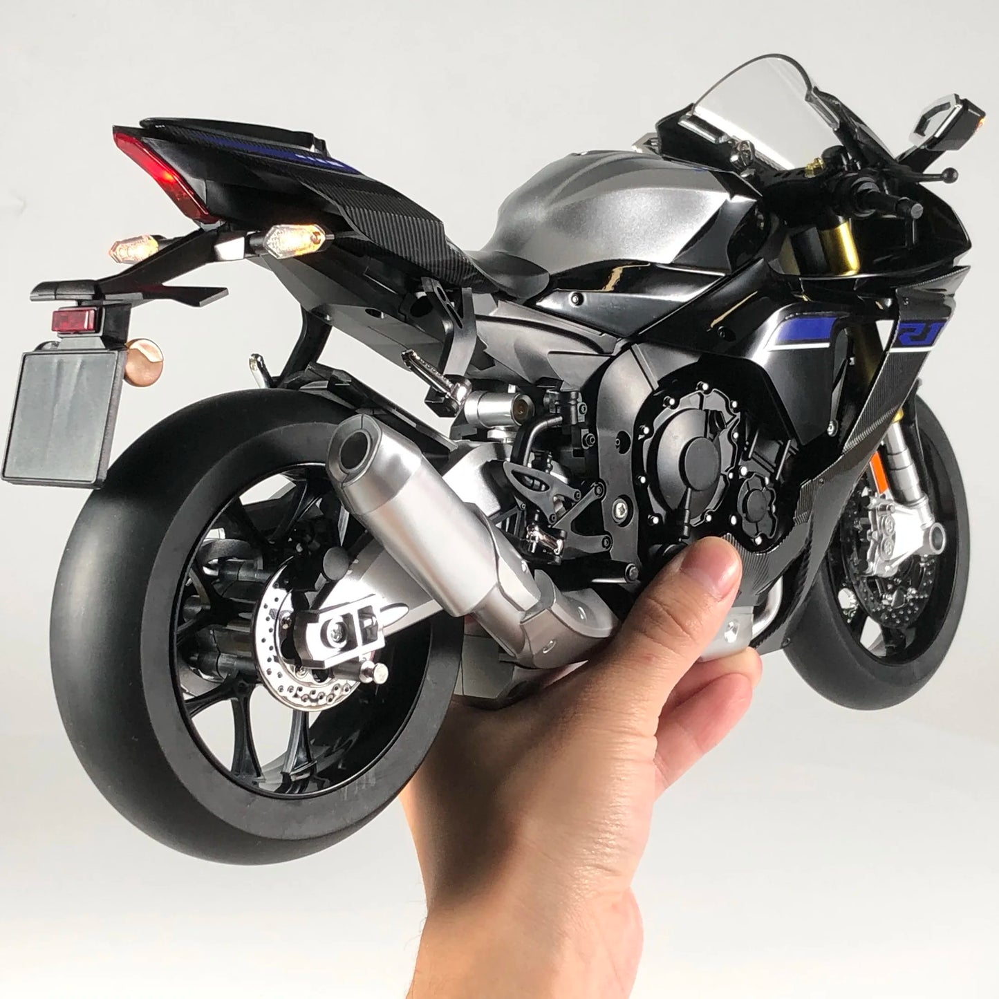 YAMAHA YZF-R1-1:6